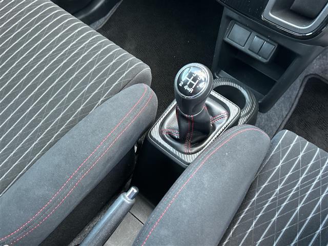 アルトワークス ベースグレード　純正７インチＳＤナビ　純正ＲＥＣＡＲＯシート　バックカメラ　ＥＴＣ　スマートキー　純正１５インチＡＷ　フォグランプ　オートライト　スペアキー　フロアマット　保証書　革巻きステアリング　ＨＩＤライト（12枚目）