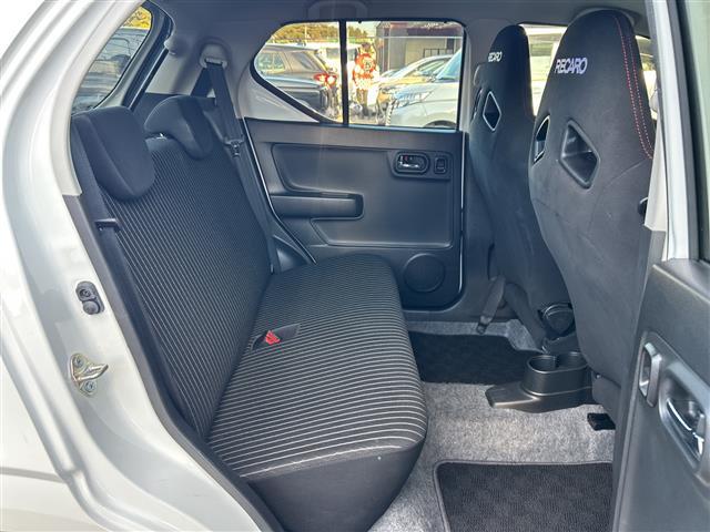 アルトワークス ベースグレード　純正７インチＳＤナビ　純正ＲＥＣＡＲＯシート　バックカメラ　ＥＴＣ　スマートキー　純正１５インチＡＷ　フォグランプ　オートライト　スペアキー　フロアマット　保証書　革巻きステアリング　ＨＩＤライト（23枚目）