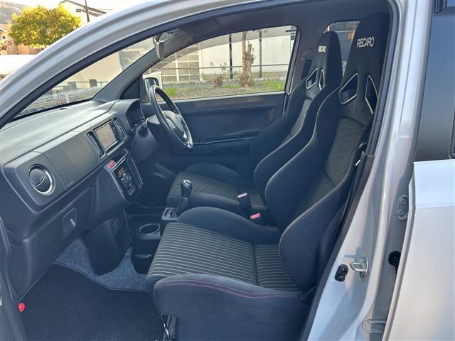 アルトワークス ベースグレード　純正７インチＳＤナビ　純正ＲＥＣＡＲＯシート　バックカメラ　ＥＴＣ　スマートキー　純正１５インチＡＷ　フォグランプ　オートライト　スペアキー　フロアマット　保証書　革巻きステアリング　ＨＩＤライト（28枚目）