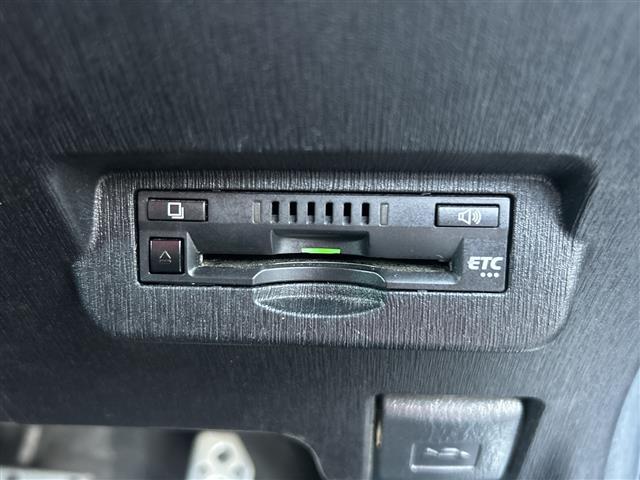 プリウスアルファ Ｓツーリングセレクション・ＧＲスポーツ　純正９インチＳＤナビ　バックカメラ　ＥＴＣ　ドラレコ　ＬＥＤヘッドライト　スマートキー　純正１８インチＡＷ　　ハーフレザーシート　フォグ＆リアフォグランプ　スペアキー　取扱説明書　専用大径マフラー（5枚目）