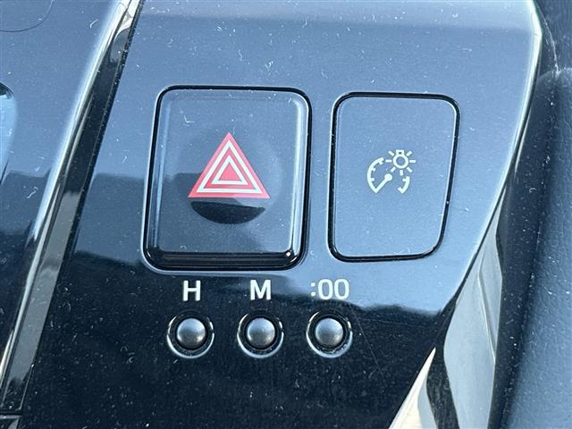 プリウスアルファ Ｓツーリングセレクション・ＧＲスポーツ　純正９インチＳＤナビ　バックカメラ　ＥＴＣ　ドラレコ　ＬＥＤヘッドライト　スマートキー　純正１８インチＡＷ　　ハーフレザーシート　フォグ＆リアフォグランプ　スペアキー　取扱説明書　専用大径マフラー（7枚目）