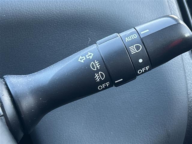 プリウスアルファ Ｓツーリングセレクション・ＧＲスポーツ　純正９インチＳＤナビ　バックカメラ　ＥＴＣ　ドラレコ　ＬＥＤヘッドライト　スマートキー　純正１８インチＡＷ　　ハーフレザーシート　フォグ＆リアフォグランプ　スペアキー　取扱説明書　専用大径マフラー（18枚目）