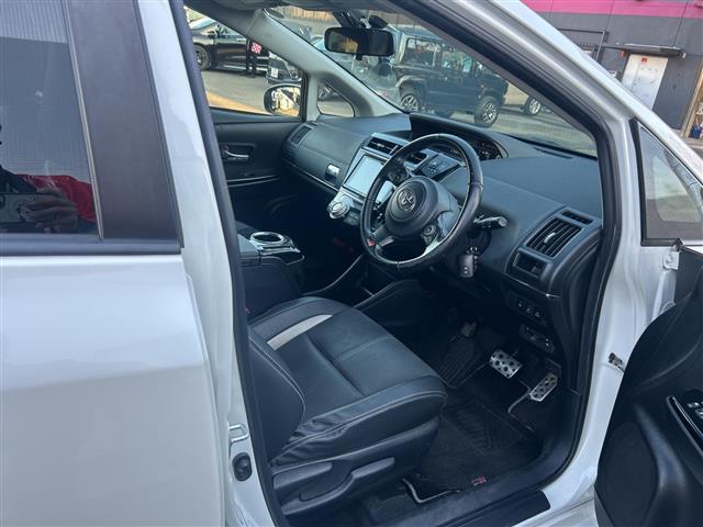 プリウスアルファ Ｓツーリングセレクション・ＧＲスポーツ　純正９インチＳＤナビ　バックカメラ　ＥＴＣ　ドラレコ　ＬＥＤヘッドライト　スマートキー　純正１８インチＡＷ　　ハーフレザーシート　フォグ＆リアフォグランプ　スペアキー　取扱説明書　専用大径マフラー（23枚目）