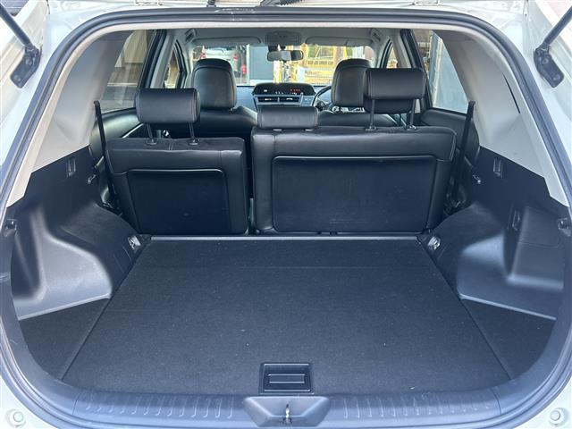 プリウスアルファ Ｓツーリングセレクション・ＧＲスポーツ　純正９インチＳＤナビ　バックカメラ　ＥＴＣ　ドラレコ　ＬＥＤヘッドライト　スマートキー　純正１８インチＡＷ　　ハーフレザーシート　フォグ＆リアフォグランプ　スペアキー　取扱説明書　専用大径マフラー（25枚目）