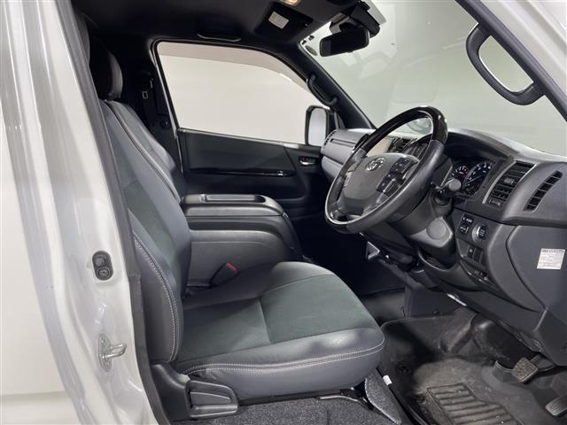 ハイエースバン スーパーＧＬ　ダーク　プライムＩＩ　純正ナビ　トヨタセーフティセンス　両側パワスラ　パノラミックビューモニター　１００Ｖ電源　ハーフレザーシート　フルフラットシート　スペアキー１本　ビルトインＥＴＣ　フロアマット有　ＬＥＤヘッドライト（24枚目）