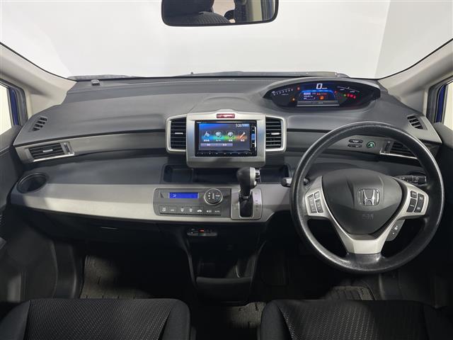 フリードハイブリッド ジャストセレクション　純正ナビ　両側スライドドア　バックカメラ　ＥＴＣ　クルーズコントロール　スマートキー　純正１５インチＡＷ　横滑り防止装置　アイドリングストップ　オートライト　電格格納ミラー　フロアマット（2枚目）