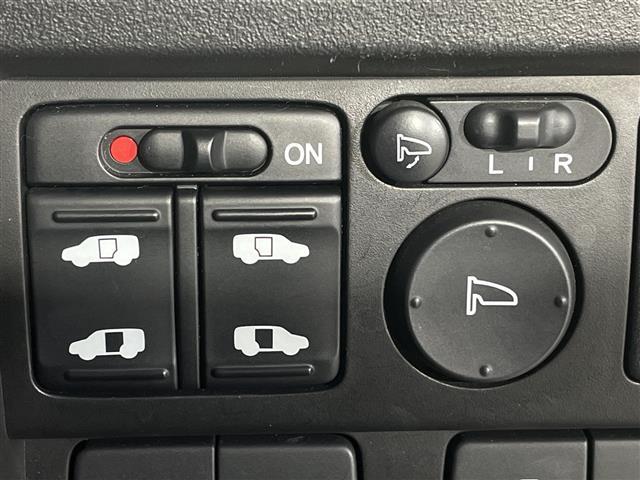 フリードハイブリッド ジャストセレクション　純正ナビ　両側スライドドア　バックカメラ　ＥＴＣ　クルーズコントロール　スマートキー　純正１５インチＡＷ　横滑り防止装置　アイドリングストップ　オートライト　電格格納ミラー　フロアマット（4枚目）