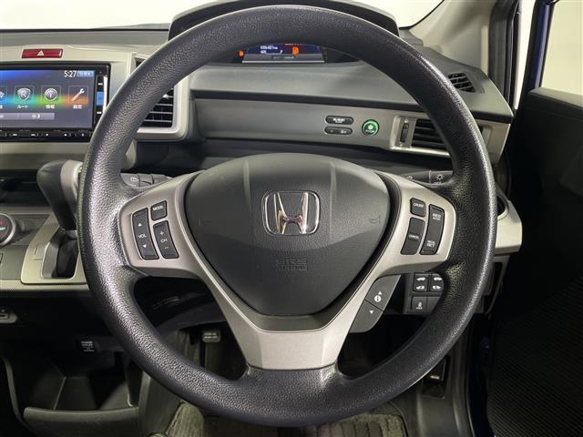 フリードハイブリッド ジャストセレクション　純正ナビ　両側スライドドア　バックカメラ　ＥＴＣ　クルーズコントロール　スマートキー　純正１５インチＡＷ　横滑り防止装置　アイドリングストップ　オートライト　電格格納ミラー　フロアマット（6枚目）