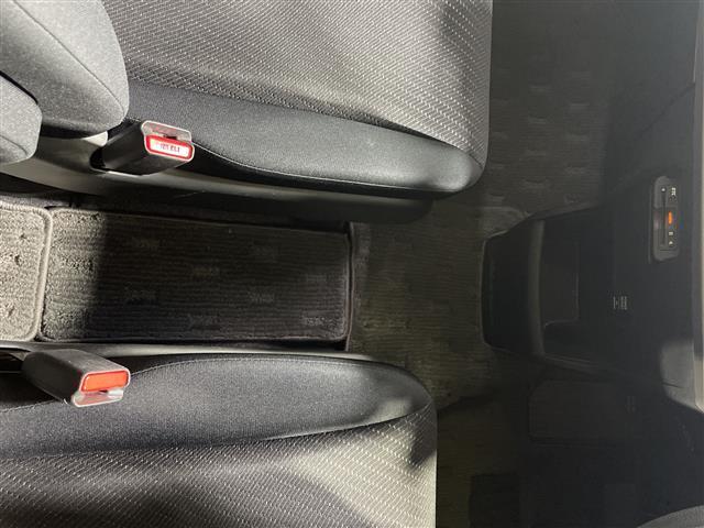 フリードハイブリッド ジャストセレクション　純正ナビ　両側スライドドア　バックカメラ　ＥＴＣ　クルーズコントロール　スマートキー　純正１５インチＡＷ　横滑り防止装置　アイドリングストップ　オートライト　電格格納ミラー　フロアマット（19枚目）