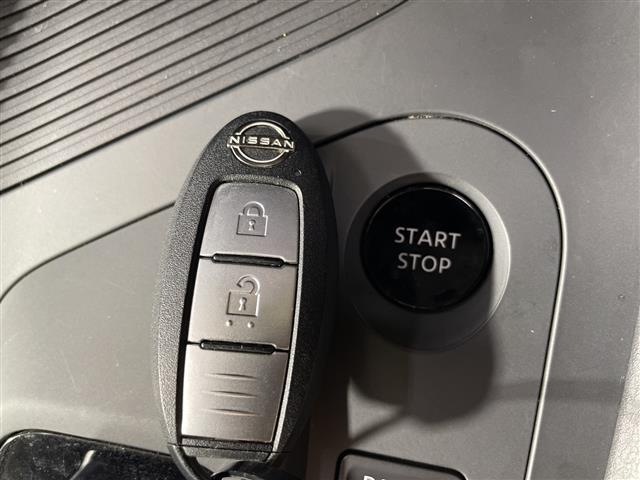 ノート Ｓ　純正９型ナビ　バックカメラ　ＬＥＤヘッドライト　ＥＴＣ　ドラレコ　エマージェンシーブレーキ　フォグランプ　フルセグ　インテリジェントキー　純正フロアマット　取扱説明書　保証書　ブレーキオートホールド（17枚目）