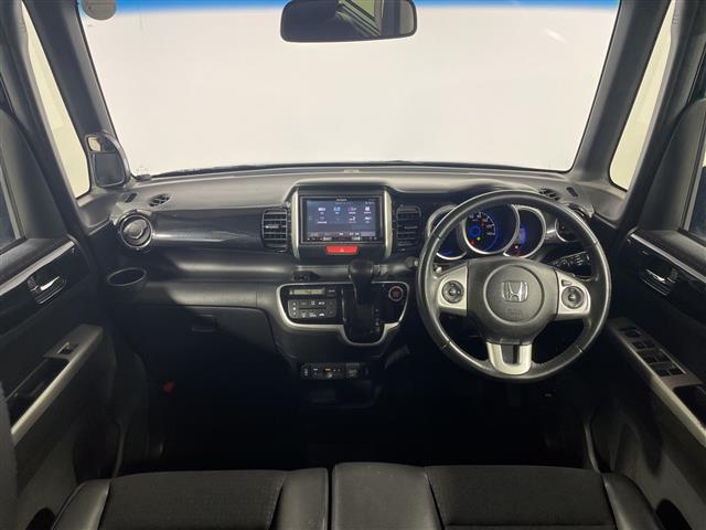 N-BOXカスタム G ターボSSブラックスタイルパッケージ 社外7インチナビ バックカメラ クルコン 両側パワースライドドア ハーフレザーシート ヒートシーター LED ビルトインETC フロアマット ウィンカーミラー フォグランプ 純正15インチAW(2枚目)