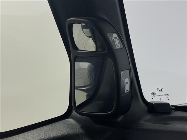 N-BOXカスタム G ターボSSブラックスタイルパッケージ 社外7インチナビ バックカメラ クルコン 両側パワースライドドア ハーフレザーシート ヒートシーター LED ビルトインETC フロアマット ウィンカーミラー フォグランプ 純正15インチAW(4枚目)