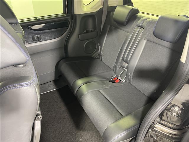 N-BOXカスタム G ターボSSブラックスタイルパッケージ 社外7インチナビ バックカメラ クルコン 両側パワースライドドア ハーフレザーシート ヒートシーター LED ビルトインETC フロアマット ウィンカーミラー フォグランプ 純正15インチAW(30枚目)