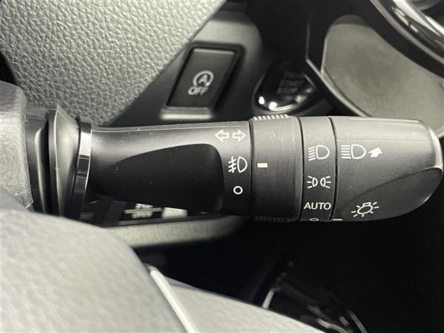 ノア Ｓｉ　ダブルバイビーＩＩ　純正１０型ナビ　純正１２．１型後席モニター　衝突被害軽減ブレーキ　両側電動スライドドア　クルコン　レーンキープ　　ＬＥＤオートライト　純正ドラレコ　ＥＴＣ　レザーステアリング　スマートキー　純正ＡＷ（10枚目）