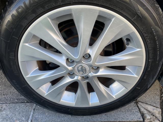 やはり足元にアルミホイールを履いていると、より車が良く見えますねよね！洗車の際は是非、ボディもですがアルミもしっかりと洗ってあげると輝きが復活しますので、足元もピッカピカでいきましょー！