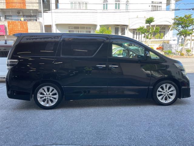 小さなお子様がいるときや、ご高齢の方がいる際などもとっても便利！スライドドアが自動なので、開け閉めの際もロックがついてて安心ですよね！２列目、３列目の方もこれで乗り降りも楽々♪