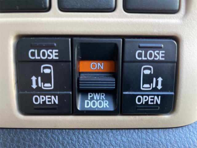 小さなお子様がいるときや、ご高齢の方がいる際などもとっても便利！スライドドアが自動なので、開け閉めの際もロックがついてて安心ですよね！２列目、３列目の方もこれで乗り降りも楽々♪