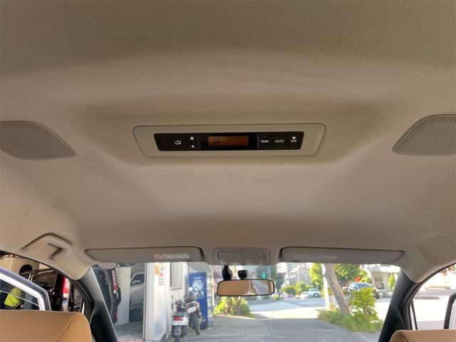 広い後席にもオートエアコンがついてます。快適なドライブが楽しめますね！