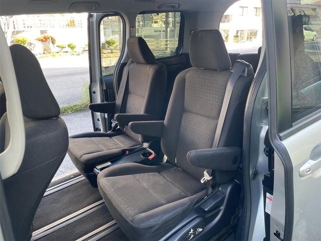 ２列目も足元広々♪後部座席も快適に座っていただけます！