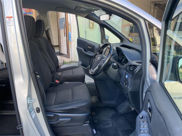 運転席も広々としており、快適にドライブを楽しめますよ〜！！