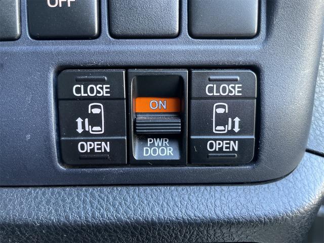 小さなお子様がいるときや、ご高齢の方がいる際などもとっても便利！スライドドアが自動なので、開け閉めの際もロックがついてて安心ですよね！２列目、３列目の方もこれで乗り降りも楽々♪