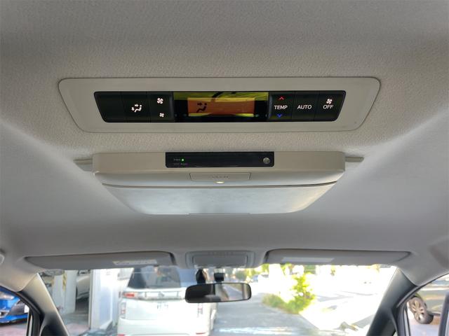 広い後席にもオートエアコンがついてます。快適なドライブが楽しめますね！