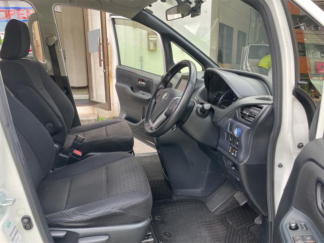 運転席も広々としており、快適にドライブを楽しめますよ〜！！