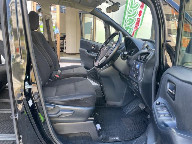 運転席も広々としており、快適にドライブを楽しめますよ〜！！