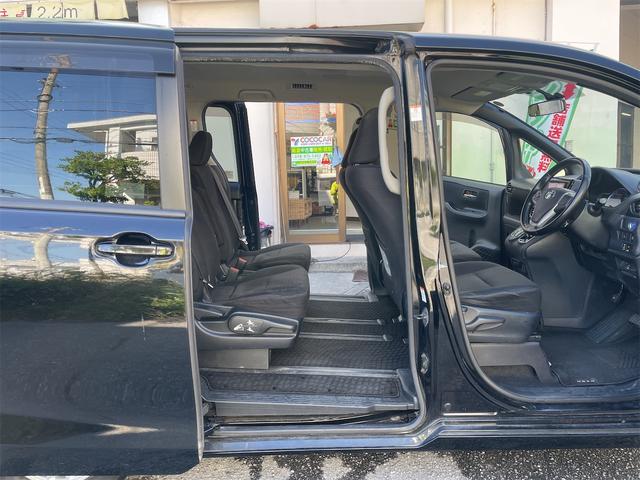 小さなお子様がいるときや、ご高齢の方がいる際などもとっても便利！スライドドアが自動なので、開け閉めの際もロックがついてて安心ですよね！２列目、３列目の方もこれで乗り降りも楽々♪