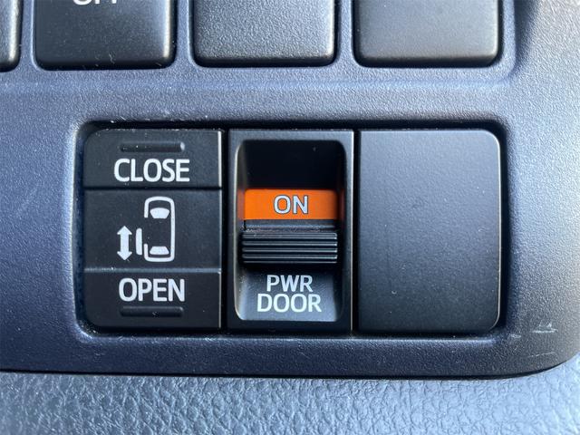 小さなお子様がいるときや、ご高齢の方がいる際などもとっても便利！スライドドアが自動なので、開け閉めの際もロックがついてて安心ですよね！２列目、３列目の方もこれで乗り降りも楽々♪