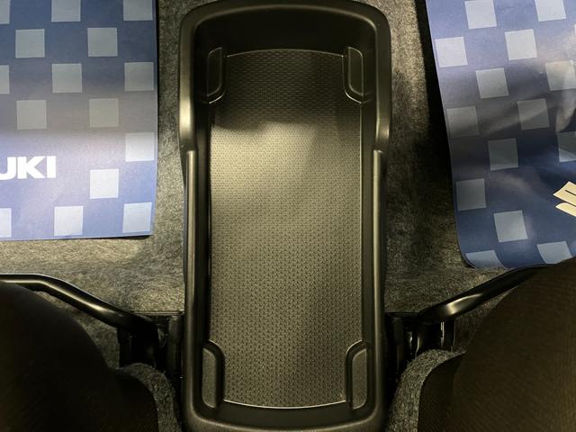 �y�t�����g�R���\�[���g���[�z�t�����g�V�[�g�̊Ԃɂ͑傫�߂̃g���[������e�B�b�V���{�b�N�X�Ȃǂ��u���ĕ֗�