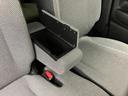 【収納スペース】アームレスト内には収納スペースもあります。必要な小物を手の届く範囲に収納が可能です。