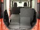 【リヤシートアレンジ】リヤシートは左右独立式。片方だけ倒す事で3人乗車で長い荷物が積めます。