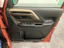 【運転席ドア】ドリンクホルダーと収納ポケットがあります。