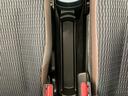 【フロアコンソールトレー】フロントシートの間にある収納スペースでウェットティッシュやポケットティッシュが置けて、車内のちょっとした汚れに便利。