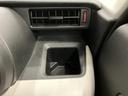 【運転席ドリンクホルダー】使いやすさに配慮したドリンクホルダー