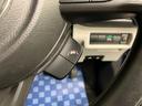 【車線逸脱抑制機能】車線の逸脱の可能性が高いとシステムが判断した場合に、ドライバーに車線逸脱防止方向へのステアリング操作を促し、車両を内側に戻すよう支援します。