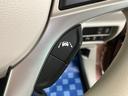 【車線逸脱抑制機能】車線の逸脱の可能性が高いとシステムが判断した場合に、ドライバーに車線逸脱防止方向へのステアリング操作を促し、車両を内側に戻すよう支援します。