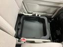 【シートアンダーボックス】助手席下には持ち運び可能な収納ボックスが装備されています。車検証ケースや靴などが収納できます。