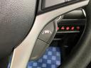 【車線維持支援機能】高速道路や自動車専用道路を走行中、システムが車線を認識し、自車が車線中央線から外れそうな場合は、ステアリングに力を与え車線中央付近の走行維持をサポートします。