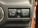 【運転席パワースライドドアスイッチ】運転席から後席のドアの開閉の操作を行うことができます。