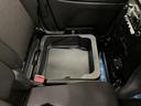 【シートアンダーボックス】助手席下には持ち運び可能な収納ボックスが装備されています。車検証ケースや靴などが収納できます。