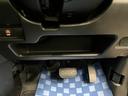 【運転席アンダートレー】タオル等置くのに便利