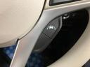 【車線逸脱抑制機能】車線の逸脱の可能性が高いとシステムが判断した場合に、ドライバーに車線逸脱防止方向へのステアリング操作を促し、車両を内側に戻すよう支援します。