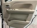 【運転席ドア】ドリンクホルダーと収納ポケットがあります。