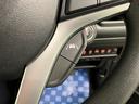 【車線維持支援機能】高速道路や自動車専用道路を走行中、システムが車線を認識し、自車が車線中央線から外れそうな場合は、ステアリングに力を与え車線中央付近の走行維持をサポートします。