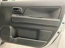 【運転席ドア】ドリンクホルダーと収納ポケットがあります。
