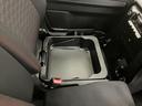 【シートアンダーボックス】助手席下には持ち運び可能な収納ボックスが装備されています。車検証ケースや靴などが収納できます。