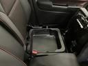 【シートアンダーボックス】助手席下には持ち運び可能な収納ボックスが装備されています。車検証ケースや靴などが収納できます。