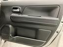 【運転席ドア】ドリンクホルダーと収納ポケットがあります。
